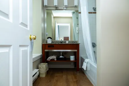 Quality Inn & Suites Downtown Vancouver Отели рядом с достопримечательностью «Arts Club Theatre Company»