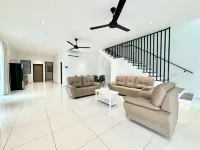 Luxury 5BR Home w/ Private Pool, 18Pax, Netflix Hotels in 