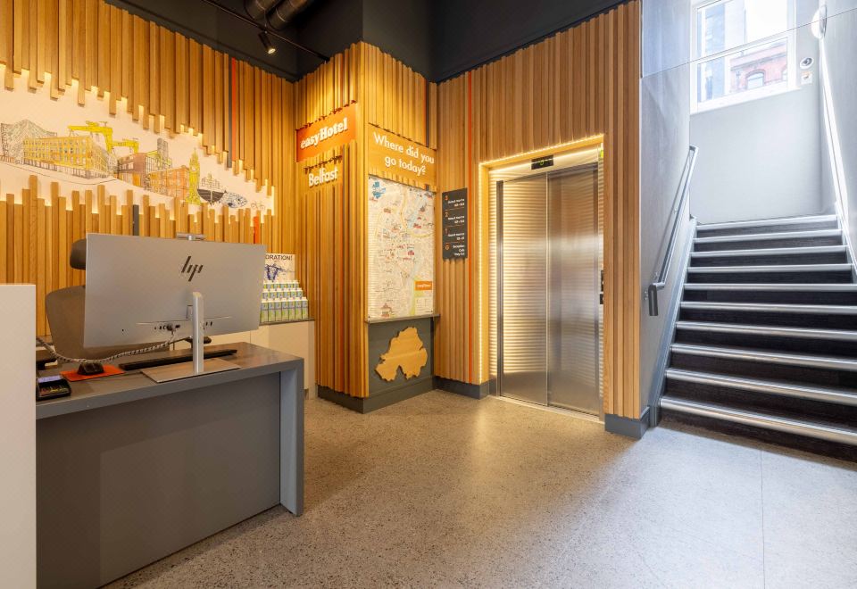 이지호텔 벨파스트의 미니멀한 내부 인테리어