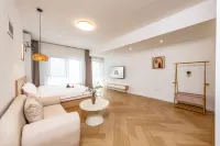 Guilin Hehe Yueshe (Wuyue Square Store) Hotels near Guilin Liangjiang International Airport