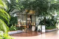 Haikou Meilan International Airport Microtel Wyndham Hotel - bar