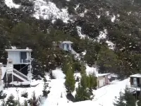 360° Panorama | Manxuege · Wild · Sunlit Golden Mountains · Snow Mountain View Boutique Inn ハバ雪山周辺のホテル