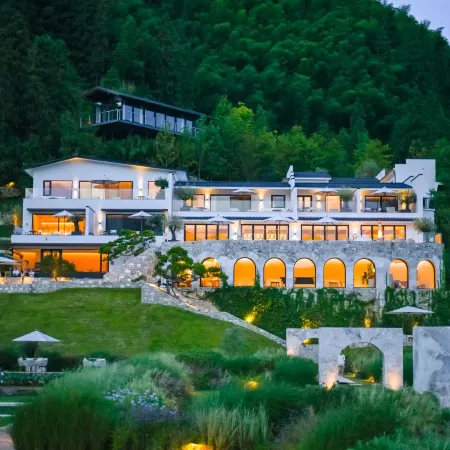 THE SIXTH SEASON VACATION MANOR