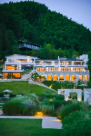 THE SIXTH SEASON VACATION MANOR