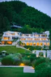 THE SIXTH SEASON VACATION MANOR Hotels near Yujianxiuli Water Town