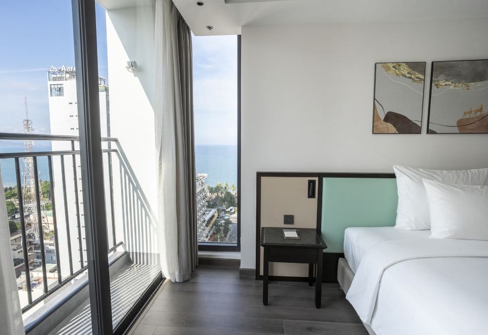 1. 이코니크 호텔 ..