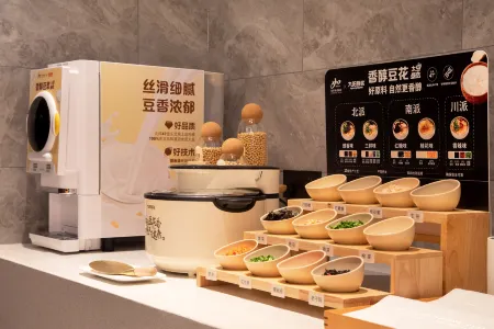 Home Inn Selected Hotel (Ezhou High-Speed Rail Station Branch) Отели рядом с достопримечательностью «Ezhou Polytechnic (Southeast to Fenghuang Subdistrict Office Lianhuashan Community Health Service Station)»