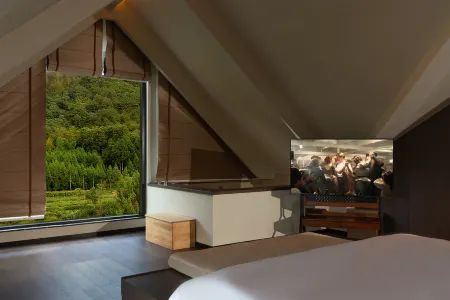 Tengchong Guanggu Yisu Hot Spring Health Preservation Homestay Отели рядом с достопримечательностью «Beihai Wetland»