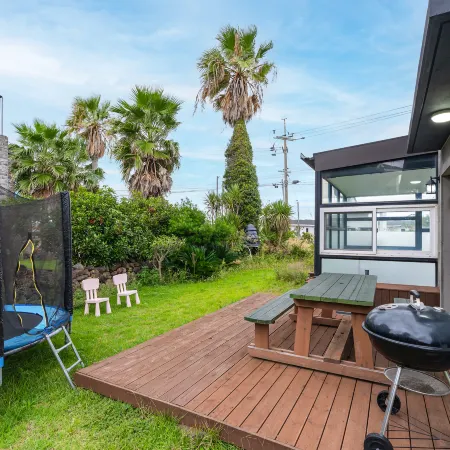 Domostay/Sagye Beach/Sanbangsan View/Pool Villa/3Queen Beds/2Bathrooms/Heated Pool Отели рядом с достопримечательностью «Океанический парк Мара»