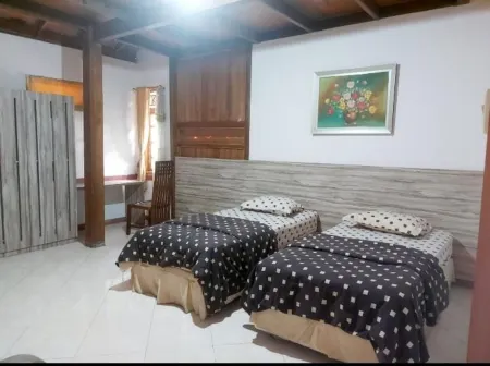 Aquarius Orange Hotel & Villa Отели рядом с достопримечательностью «Таман Сафари Индонезия Богор»