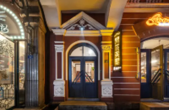 城之南海之角·梵花美墅（青島火車站棧橋店） 鄰近青島德國總督樓舊址博物館的酒店