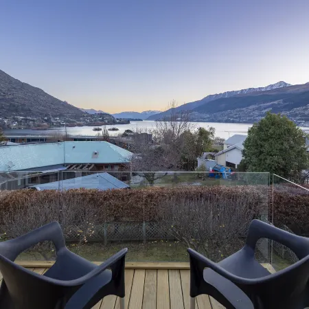 Queenstown Lakeside Gem: 3 BDR, Wi-Fi & Parking