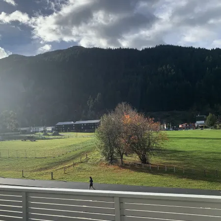 3-Bed Queenstown Apt with Balcony, Close to Town