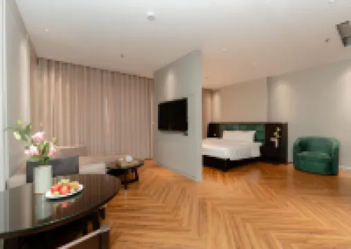 TQ Luxury Hotel & Apartment Các khách sạn gần Vườn hoa 193 Văn Cao