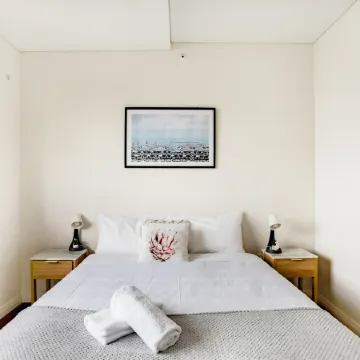 Central Mascot 2BR Apartment – Steps to Transit & Shops