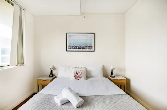 Central Mascot 2BR Apartment – Steps to Transit & Shops