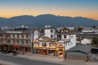Shaxi • Yuechusongjian Homestay - parking