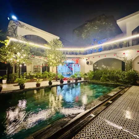 Cozy Embassy Garden