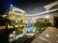 Cozy Embassy Garden
