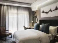 The Capital Melrose Hotels near Melrose