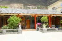 河畔拾光院酒店