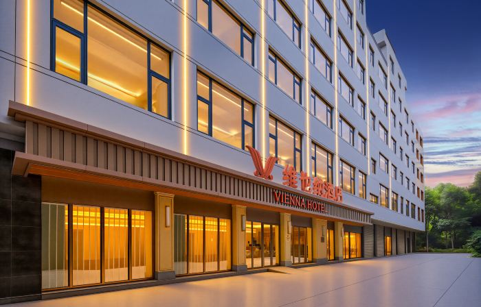 Vienna Hotel (Luquan Zhangjiu River Park Branch)
