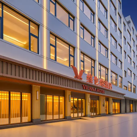 Vienna Hotel (Luquan Zhangjiu River Park Branch)