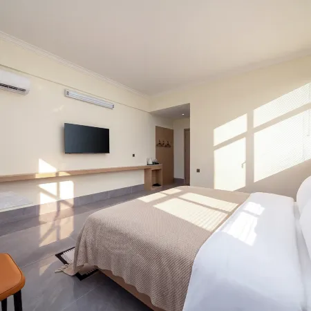 Chengjing Hotel (Lingshui High-Speed Railway Station Haiyun Plaza)