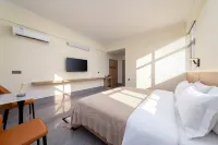 Chengjing Hotel (Lingshui High-Speed Railway Station Haiyun Plaza) - Park Yeri