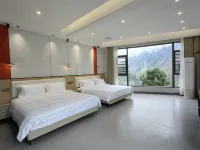 Huajiang Canyon Qianjian Yiju Homestay - Mountain view