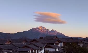 Panoramic View of Snow Mountain in Shanye Rizhao Jinshan (Lijiang Ancient City Branch)