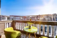 Dongshan Yanlaige Homestay - غرفة مطلة على الجبل