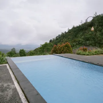 ムンドゥクメニールビラズ Munduk Waterfall周辺のホテル