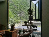 Li County Yijia Inn Homestay - Dağ Manzaralı