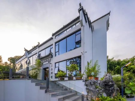 Floral Hotel·Huangshan shi’shangyisu hotel (Hongcun scenic area) Отели рядом с достопримечательностью «Yujianxiuli Water Town»