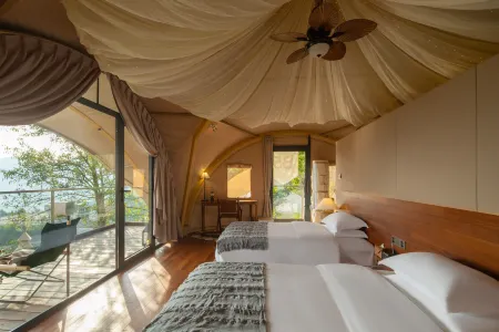 Clouds and Terraces return to the wild sea of clouds camp Отели рядом с достопримечательностью «Fenghuangshan Forest Park»