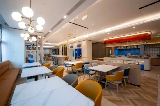 Holiday Inn Express Kwah Plaza Jiangmen East Station Отели рядом с достопримечательностью «Donghu Park»