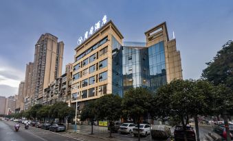 New Crescent Moon Hotel (Meishan East Station Chunxi Square Branch)