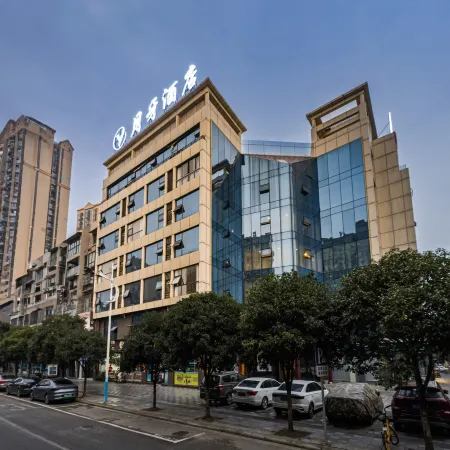 New Crescent Moon Hotel (Meishan East Station Chunxi Square Branch)