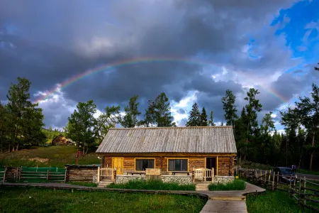 Shenshanli Yichuan VILLA Holiday Homestay (Kanas Old Village) Отели рядом с достопримечательностью «Xinjiang Kanas National Geopark»