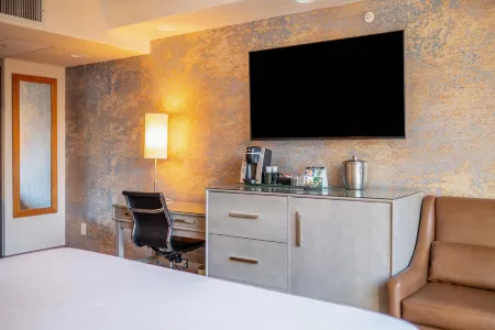 The Parker Hotel and Rooftop Отели рядом с достопримечательностью «Нитоб Мемориал Гарден»