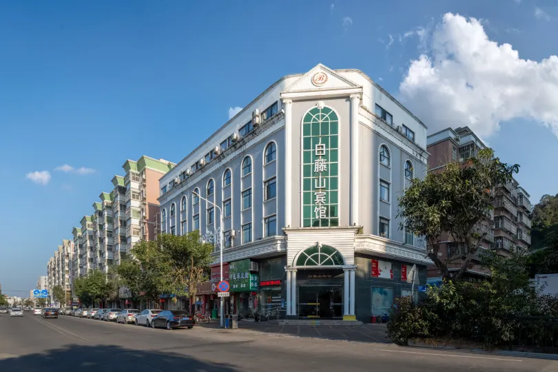 Doumen Baitengshan Hotel (Baitengtou Seafood Street Market Store)