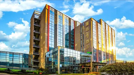 R Hotel Отели рядом с достопримечательностью «Chengyang Century Park»