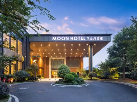 Moon Hotel Отели рядом с достопримечательностью «Squirrel Paradise»