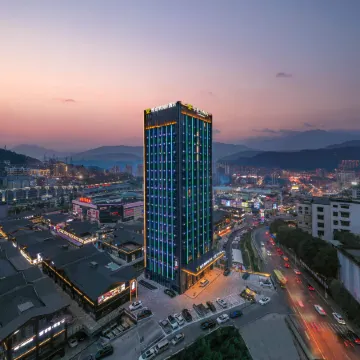 Vienna International Hotel (Chongqing Fuling Baolong Plaza Branch) Отели рядом с достопримечательностью «Стадион «Фулин»»