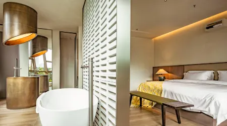 Late Autumn Designer Hotel (Chongqing Jiefangbei Hongyadong Branch)