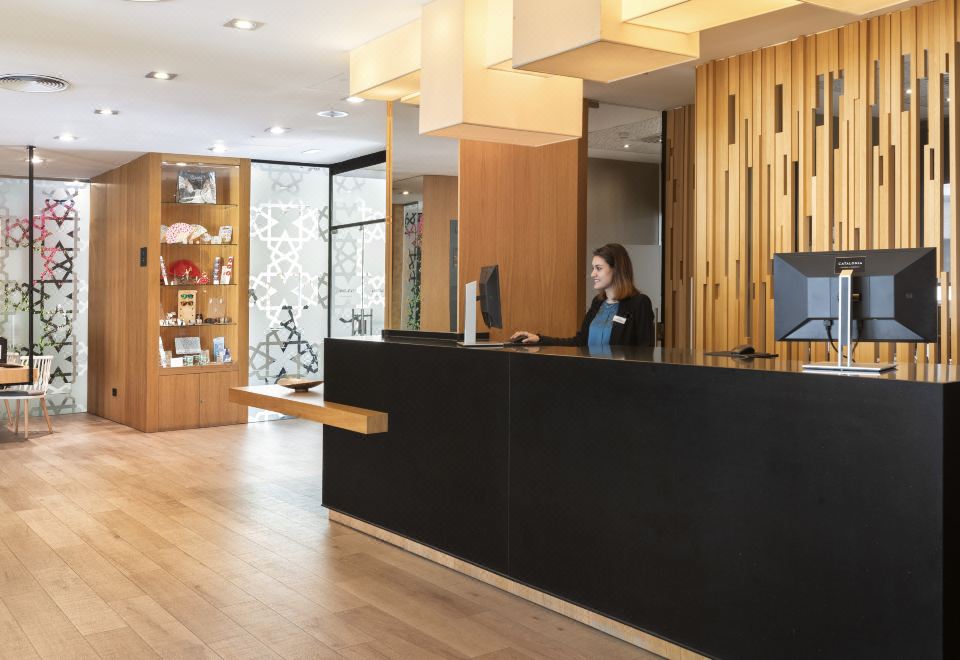 Hotel Catalonia GiraldaOver view