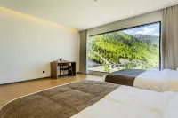 Ten miles of mountains and rivers light luxury B&B (Siguniang Mountain)