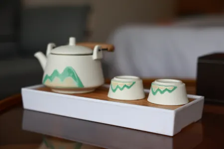 A hotel by the YULONG River Отели рядом с достопримечательностью «Yulong Bridge»