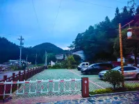 LiChuan BaiQueshan Residential hostal